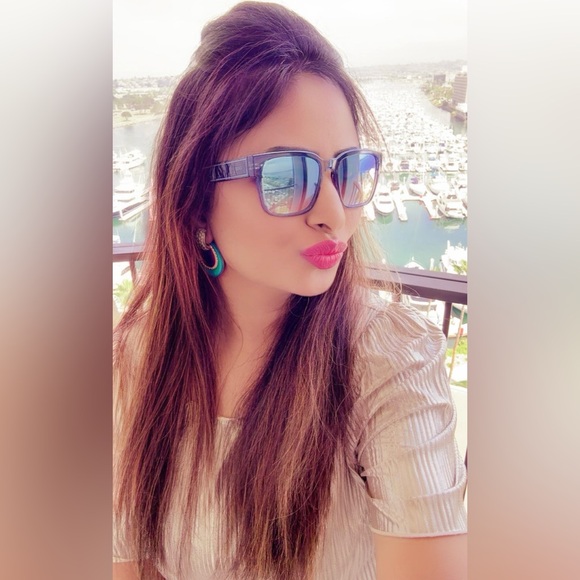 Meet your Posher, Dee - Picture 1 of 1